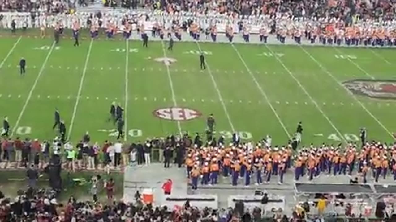 Crowd in South Carolina goes wild for Trump 🇺🇸