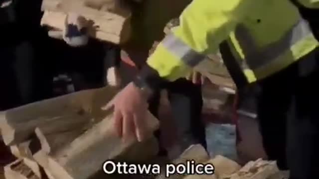 Ottawa Police Confiscating Fire Wood From Freedom Protesters, Hero's Clearly Don't Wear Uniforms