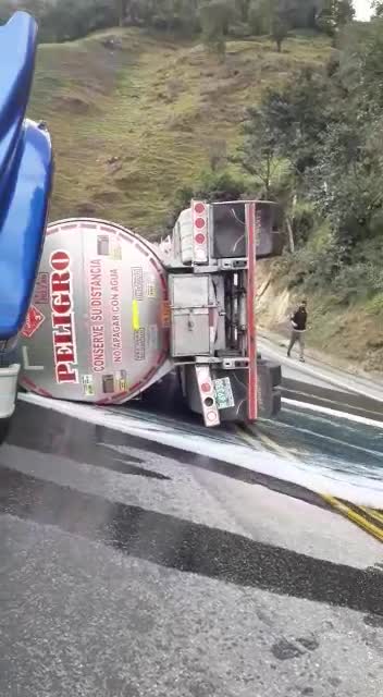 Volcamiento de carrotanques cargados con combustible, generaron emergencia en la vía a Cúcuta