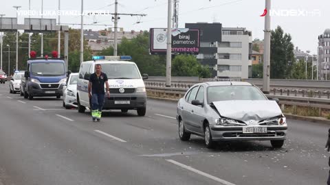 Zagreb: Lančani sudar tri automobila i policijskog kombija na Mostu mladosti