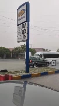 Breshëri ‘zbardh’ Elbasanin, dëmton edhe automjetet