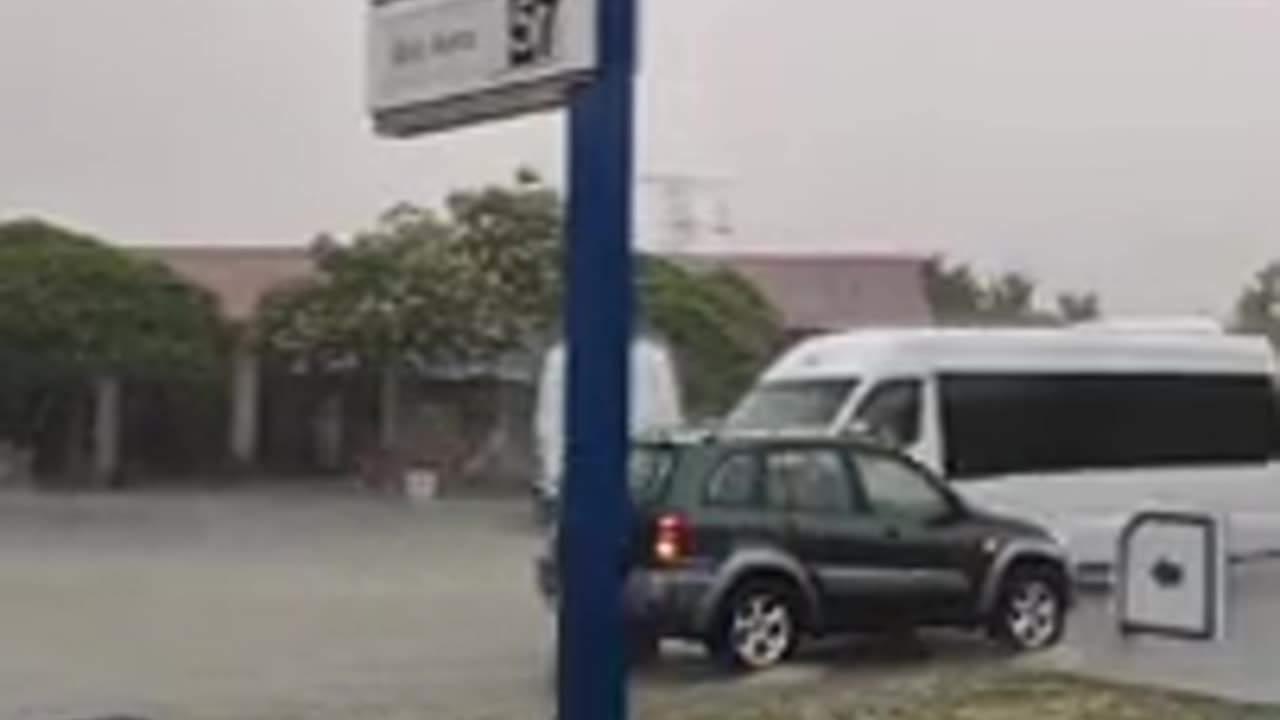 Breshëri ‘zbardh’ Elbasanin, dëmton edhe automjetet