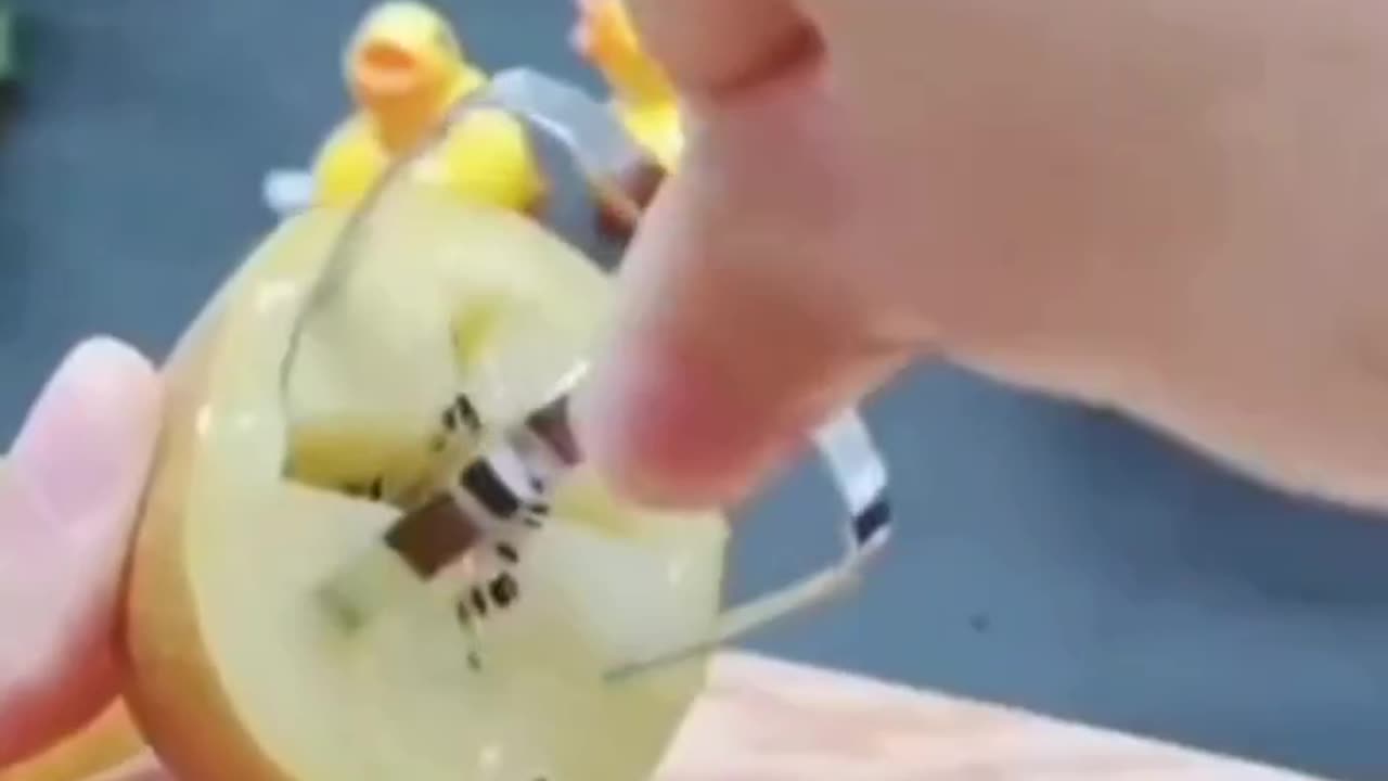 The correct way to cut fruit Learn to peel them for your family