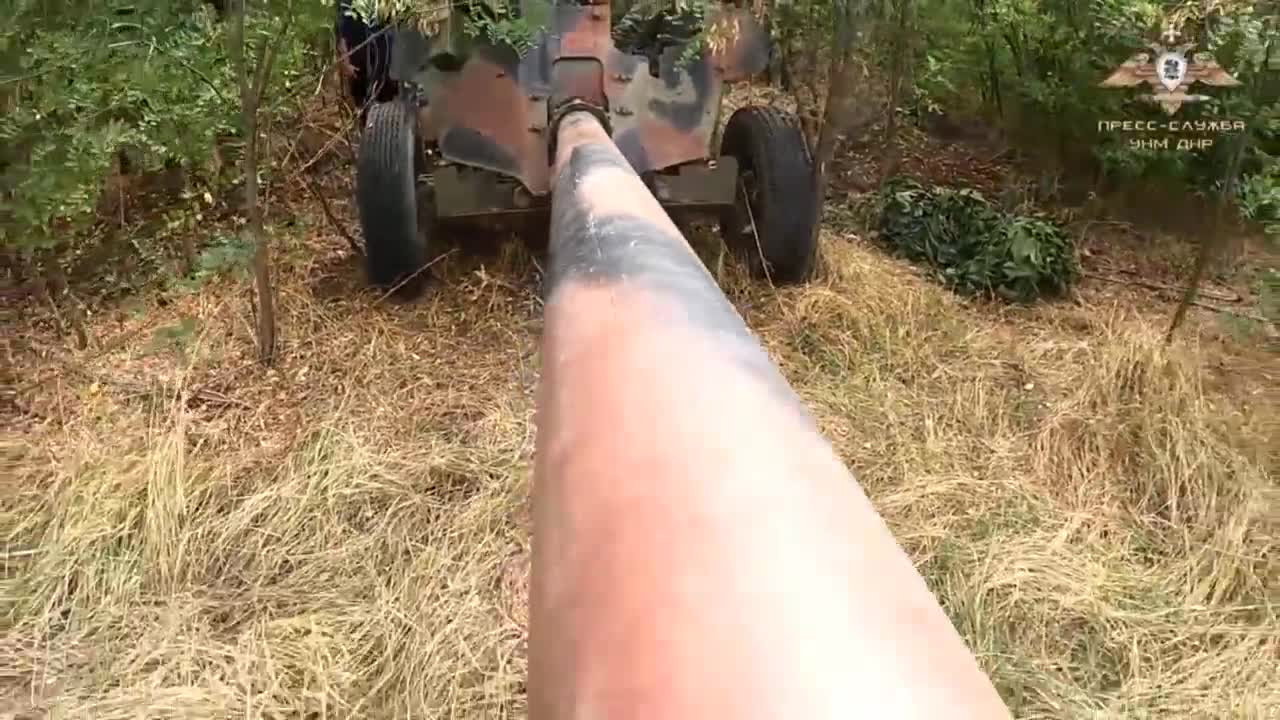 Gunners of the 1st TERRITORIAL BATTALION of the NM DPR strike at enemy positions