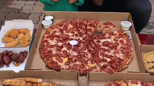 They love to eat 👨👩👦🍟🍕🥩👨👩👦