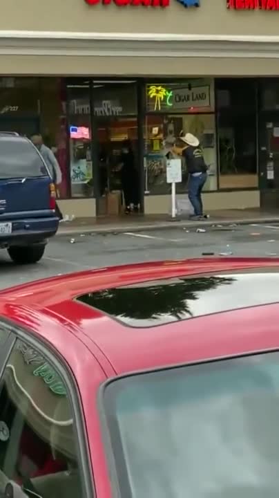 Legally Armed Citizen Show A Bunch Of Thugs Exactly Why They Shouldn't Try To Rob His Store