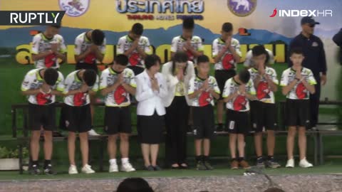 Tajlandski dječaci se mole