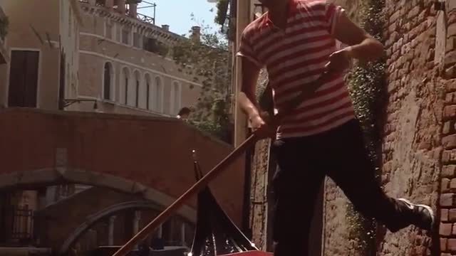 Italian Gondolier Has Low Bridge Mishap