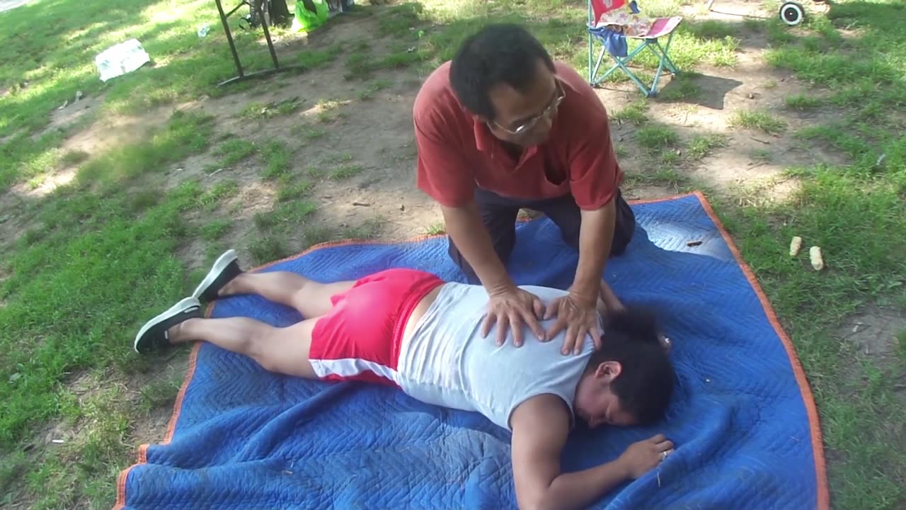 Luodong Briefly Massages Mexican Mother At The Park