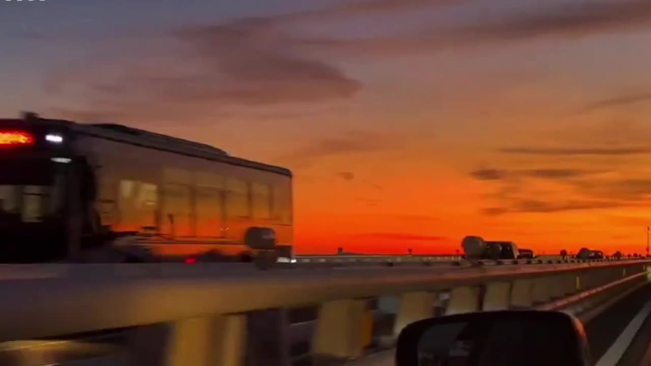The sunset glow appears, which represents the end of the day, but it is a hot scene.231