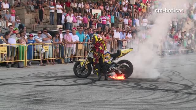 Paulo Martinho | Moto Freestyle | Quemando Rueda [Burnout] | [ Tire 1000 degree ] | BOTICAS