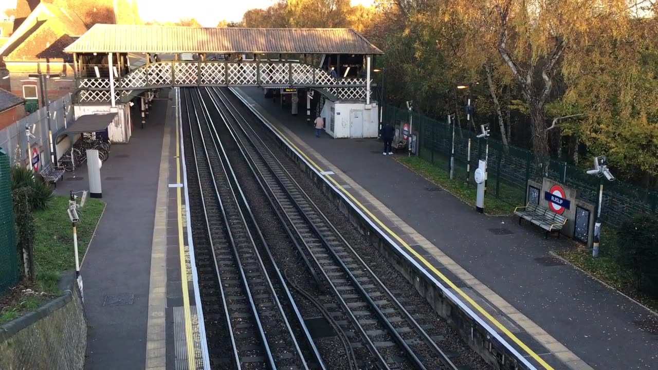 London train running status video