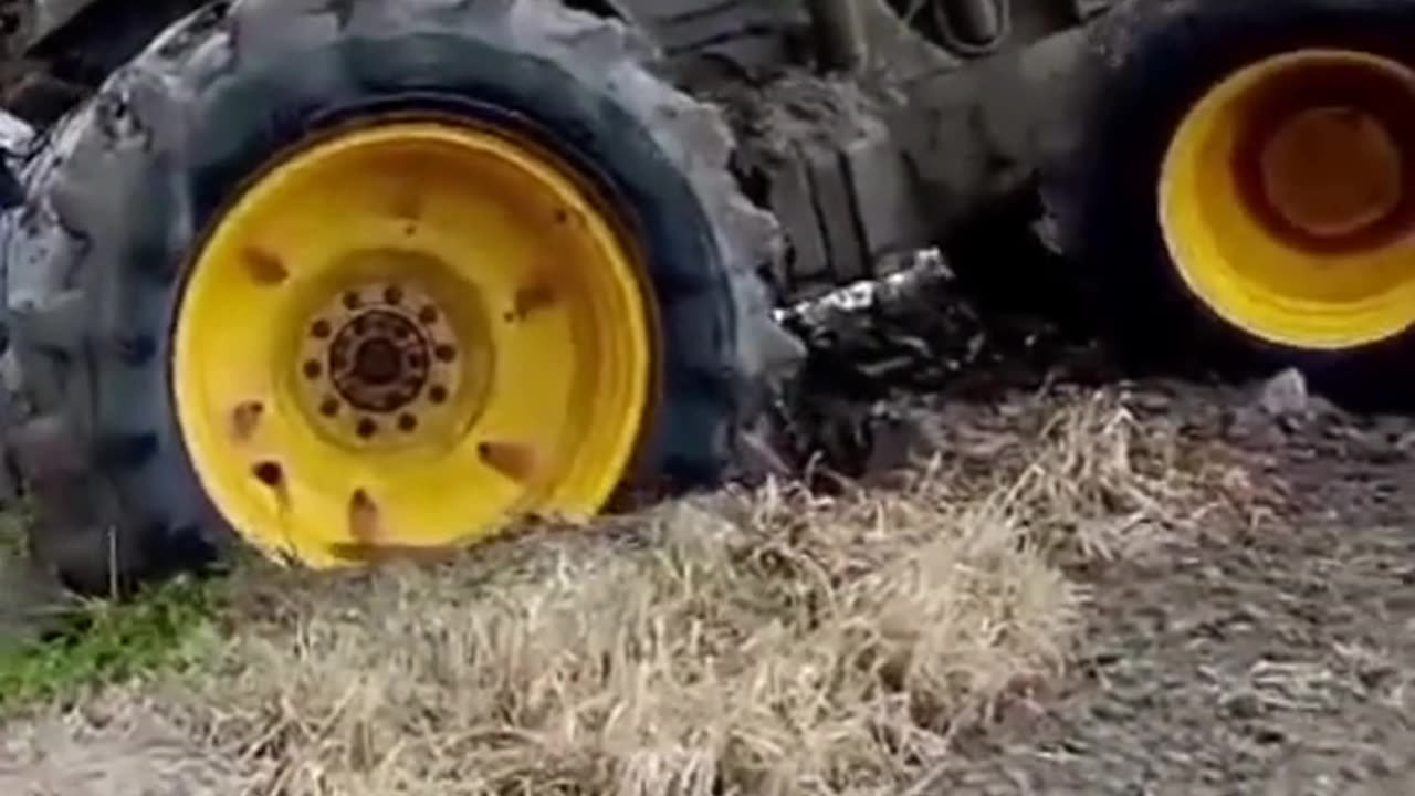 tractors stuck, machines accelerating (76)