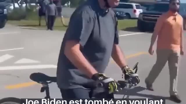 JOE BIDEN falls on a BIKE 😂under the amused eye of the TRUMPISTS