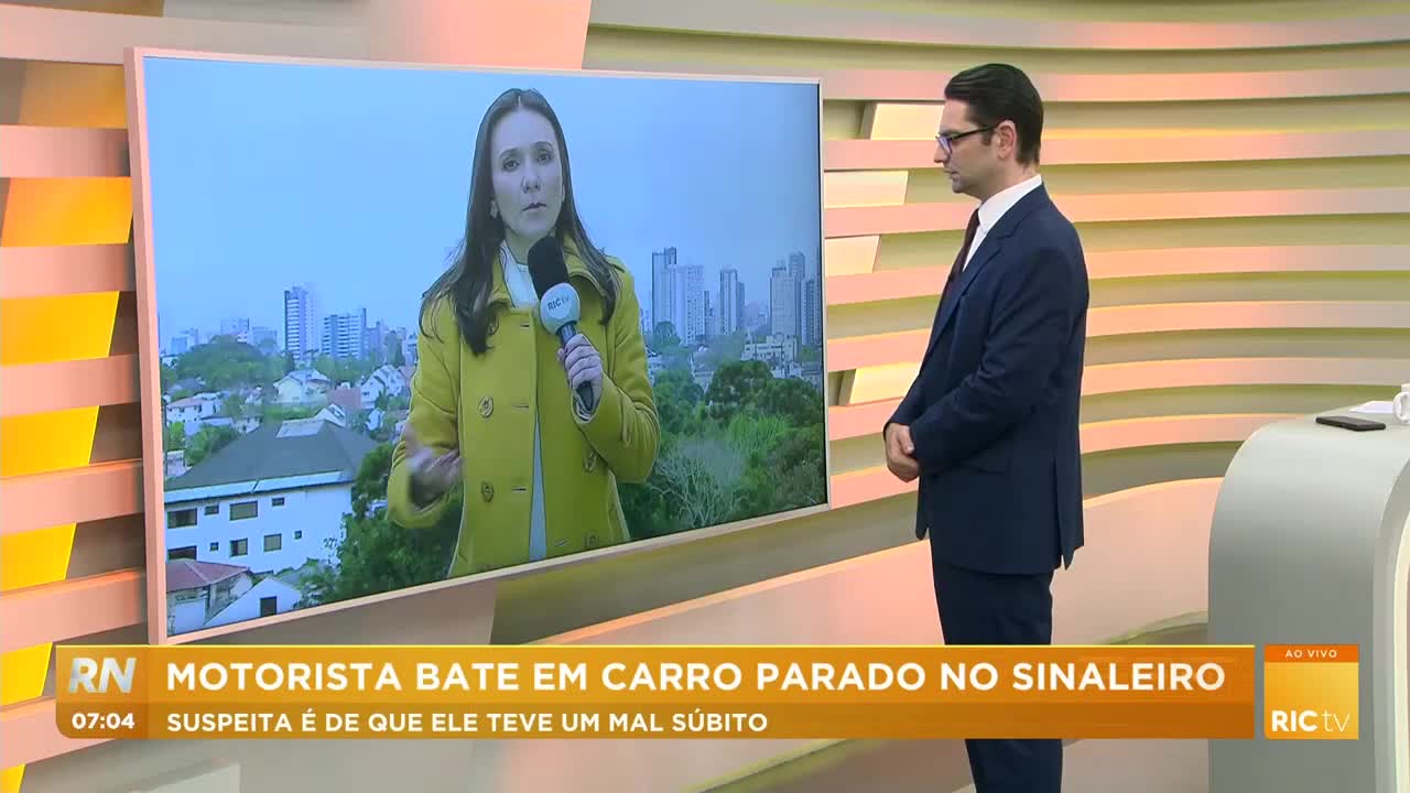 Motorista tem mal súbito e bate o carro no semáforo, Curitiba-PR