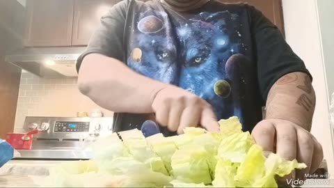 Cut this lettuce with me