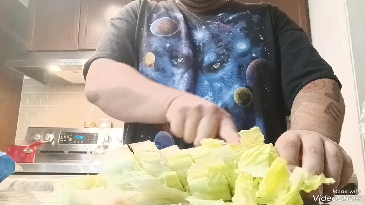 Cut this lettuce with me