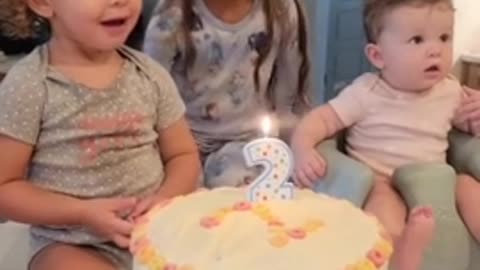 Toddler tries to blow out birthday candle after dad blocks it twice👏🏽