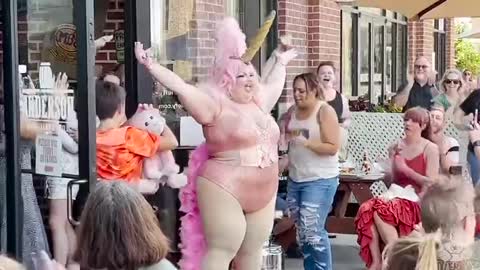 Drag queen pedophile in Texas shows his ass to children