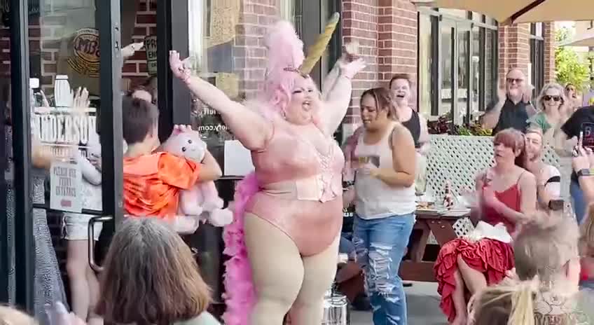 Drag queen pedophile in Texas shows his ass to children