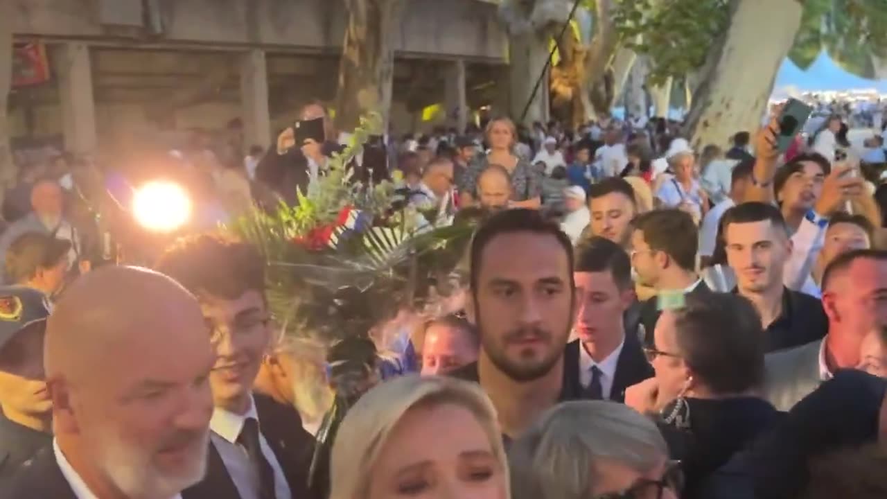 Marine Le Pen dances and sings a pro-freedom song with hundreds of French people