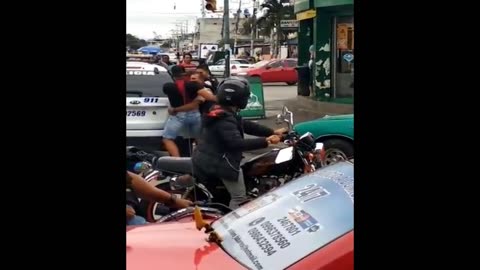 Stolen Car Driver Gets Into A Fight With 2 Police Officers, Ecdapes