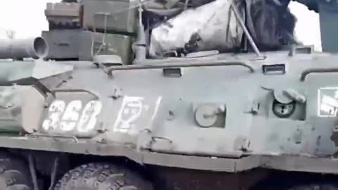 ukraine civilians greating tanks arriving