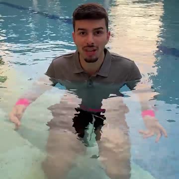 Ele testou camisa prova de água || Waterproof shirt