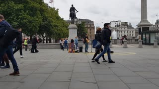 Street performer singing can't start a fire. TRAFALGAR SQUARE 29th Sep 2022