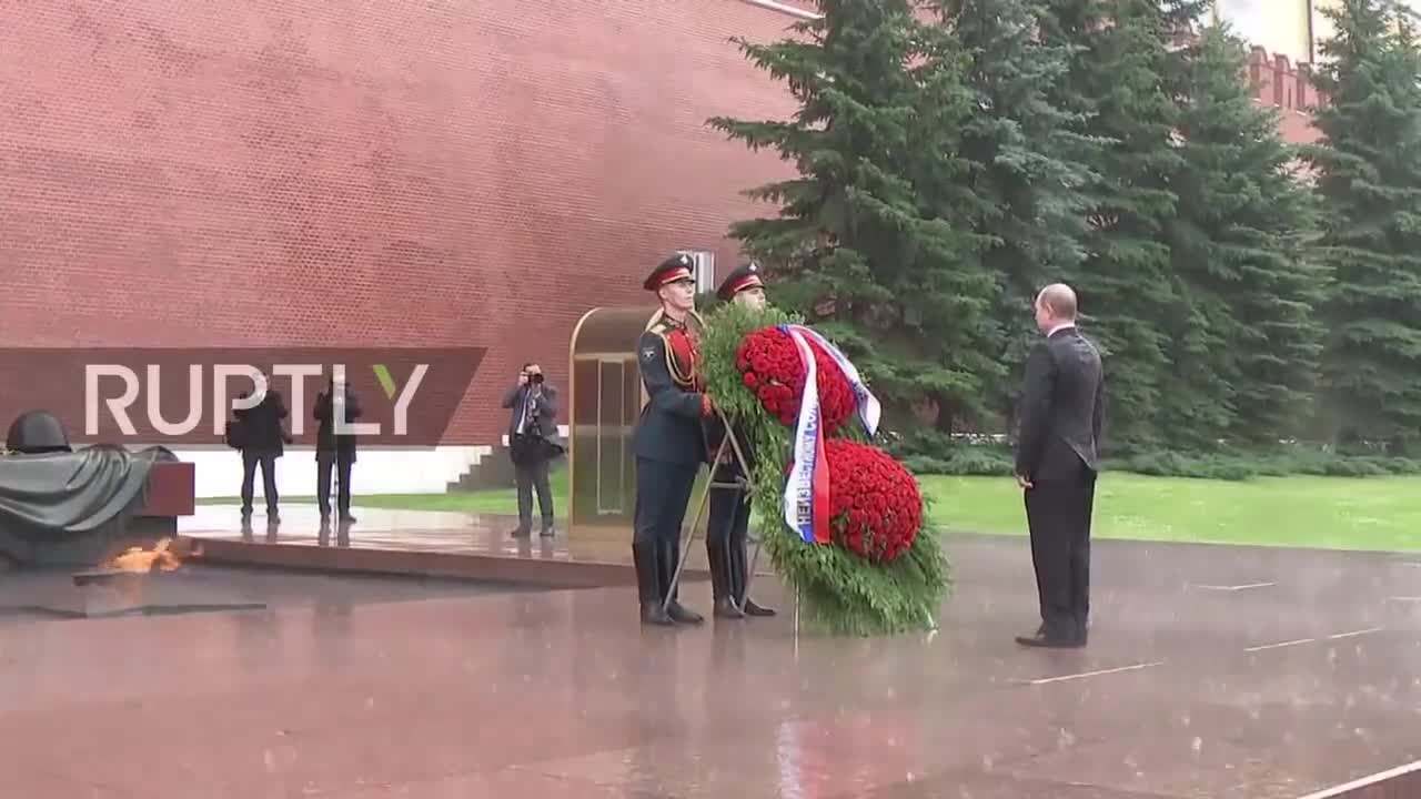 Episode #78 Vladmir Putin In Under Rain Viral Video