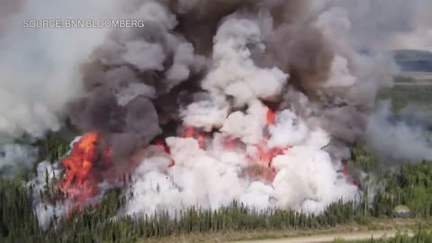 Gli incendi violenti bruciano in tutto il Canada