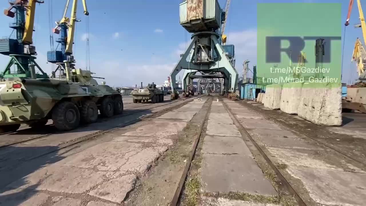 Vykládka ruského vojenského materiálu v přístavu Berďansk