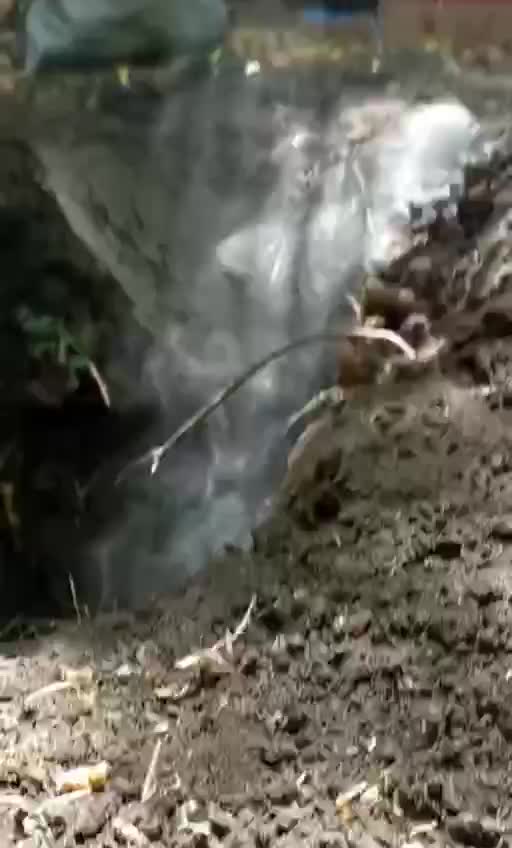 152mm shell lands in Ukrainian foxhole but does not explode