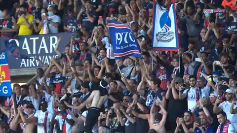 Messi and company are greeted with great fanfare by the Parc des Princes!
