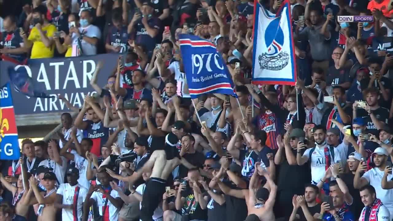 Messi and company are greeted with great fanfare by the Parc des Princes!