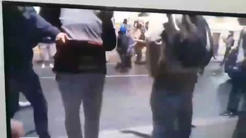 Colpito e lasciato a terra dalla polizia