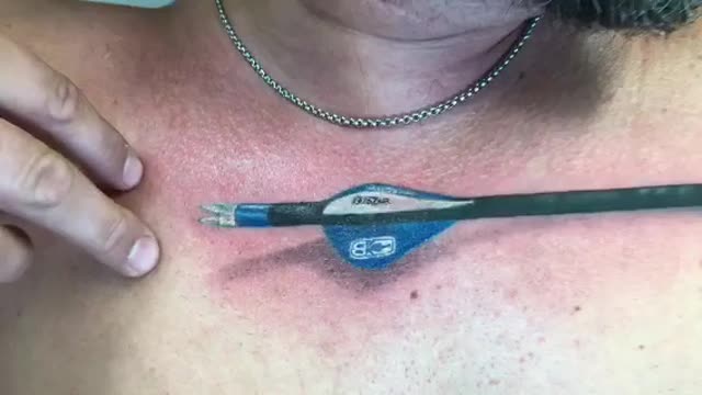 Este tatuaje de una flecha en 3D se ve increíblemente realista