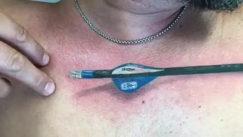 Este tatuaje de una flecha en 3D se ve increíblemente realista