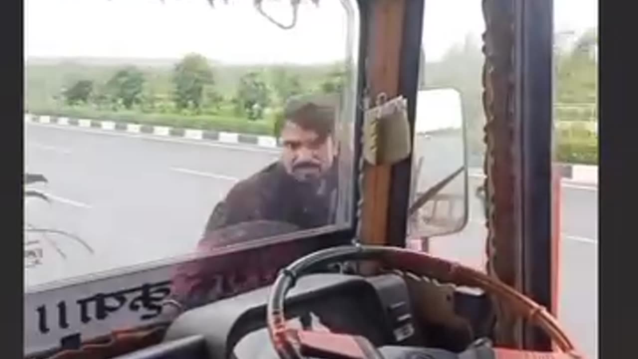 Funny Video. Truck Driver doing Stunt