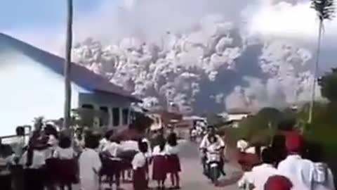 astonishing¡¡¡¡ volcano erupts in broad daylight