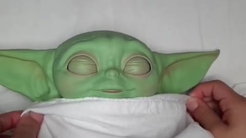 baby yoda gaat slapen.