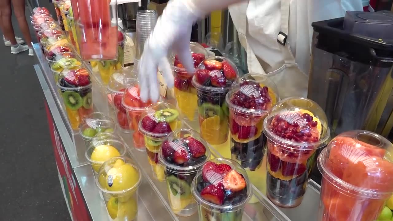 Non-Stop Order! Clean and Fresh Fruit Juice Making / GwangJang Market in Seoul - Korean street food