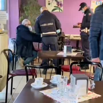 Italy: Police Hunt For the Unvaccinated in Restaurants