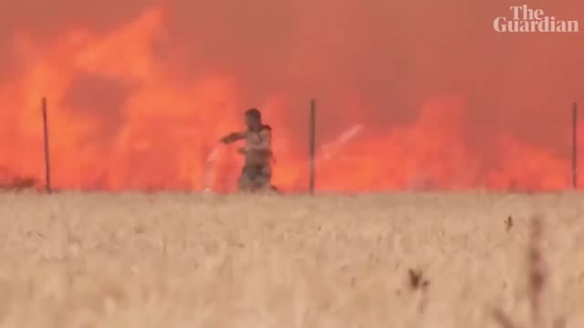 Spain: man caught in wildfire escapes with clothes ablaze