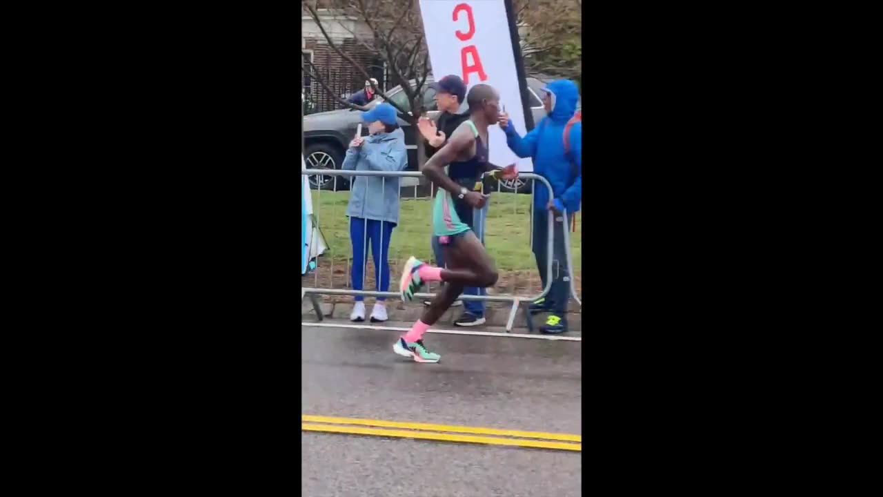 Crowd cheers for Boston Marathon runners