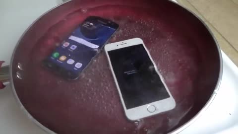 Samsung galaxy s7 with iphone 6s in boiling watter - Unbelievably