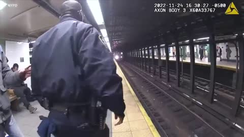 2 NYPD Officers and Good Samaritan Praised for Subway Rescue