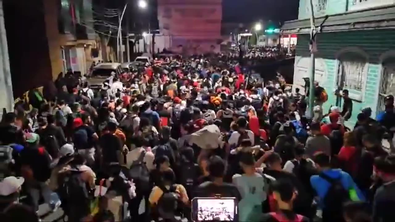 Large caravan of illegal migrants is making its way through Mexico to reach the USA before Trump tak