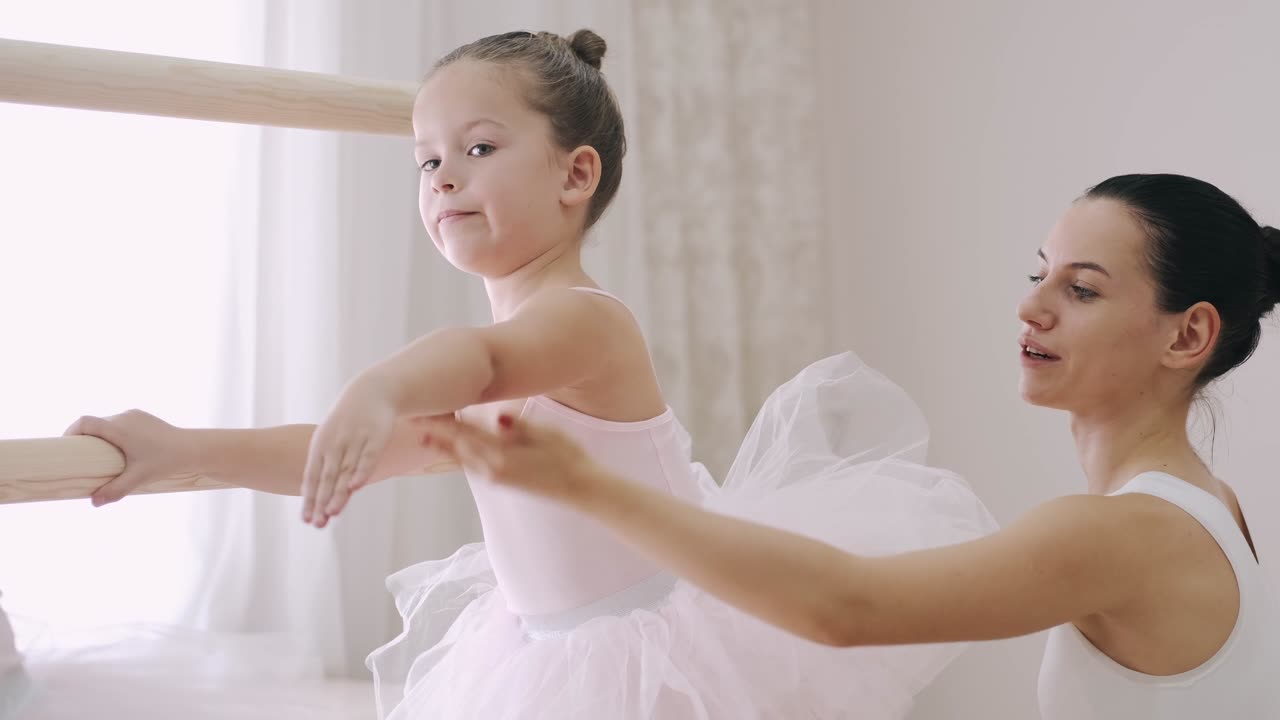 Little girl try Some cute dance