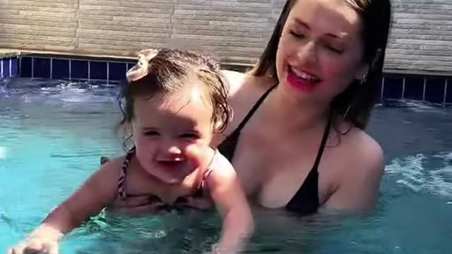Primeira vez da nossa Melissa na piscina!